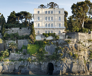Villa Astor, a picco sul mare del Golfo di Napoli – FaberJour
